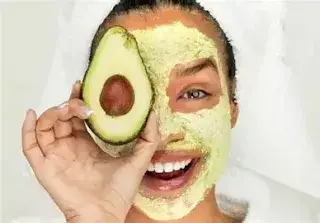 Masque visage à l’avocat : astuce beauté naturelle familiale